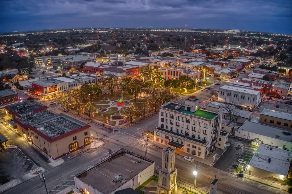 Seguin downtown at night