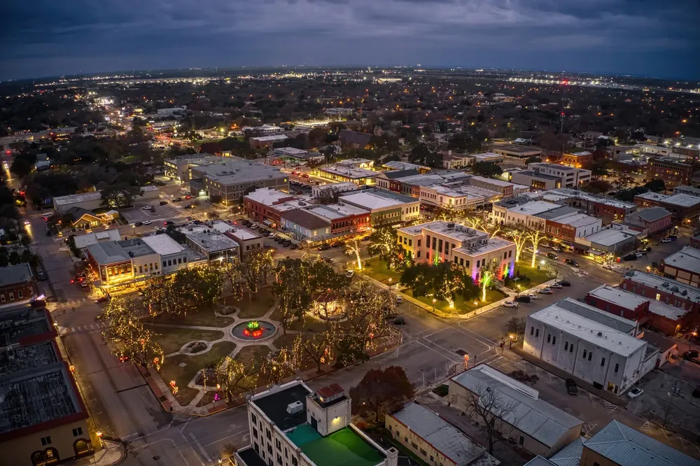 Seguin square at night